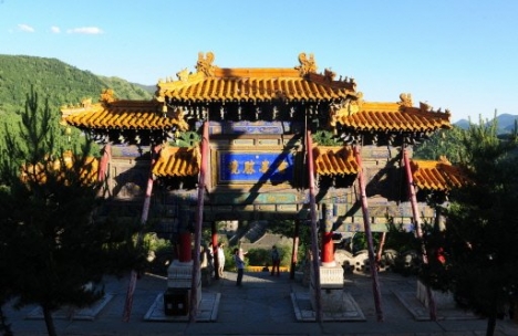 Des visiteurs arrivent au temple de Wutaishan, le 24 juin 2009, à 300 km au sud-ouest de Pékin