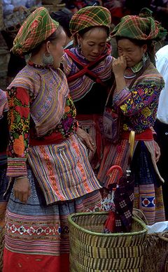 Femmes hmong en costumes traditionnels