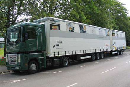 Un méga camion sur une route allemande Un méga camion sur une route allemande