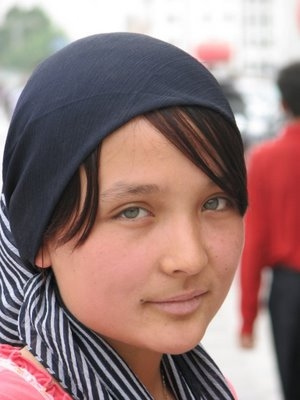 Jeune Ouïghoure à Urumqi