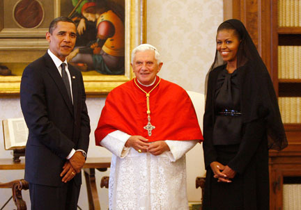 Michelle et Barack Obama lors de leur rencontre avec Benoît XVI au Vatican, le 10 juillet 2009. Michelle et Barack Obama lors de leur rencontre avec Benoît XVI au Vatican, le 10 juillet 2009.