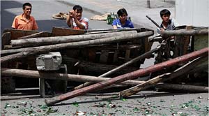 Une barricade à Urumqi (Nir Elias pour Reuters) Une barricade à Urumqi (Nir Elias pour Reuters)