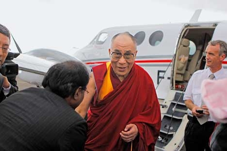 © ODILE MEYLAN | Le 14e dalaï-lama Tenzin Gyatso est arrivé hier à 16 h 35 à Lausanne à bord d’un petit avion.