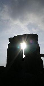 310px-Stonehenge_sun_through_trilith_April_2005.jpg