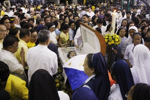 Des milliers de Philippins rendent hommage à Corazon Aquino