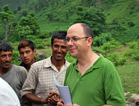 Légende photo: L'ambassadeur Thomas Gass pendant son voyage sur le terrain himalayen