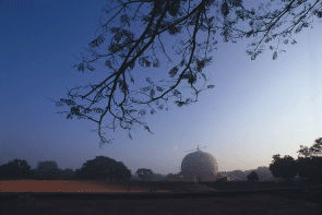 matrimandir_auroville.gif