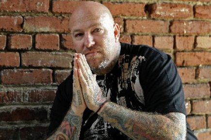 Noah Levine, colosse tatoué de 38 ans, ne renie par son appartenance au punk. Aujourd'hui, il enseigne la compassion et la générosité dans des ateliers de médiation Dharmapunx.