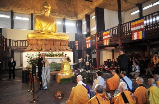 Le président de l'Union bouddhiste de France (UBF) Olivier Wang-Genh (G) prend la parole à la Grande Pagode de Vincennes