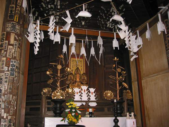 Intérieur du temple d'Ikégami - autel principal