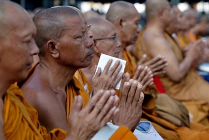 Prière de moines bouddhistes au temple de Yala, province de Thailande.