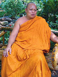 Phra Khru Sutthipanyasopon, the abbot
