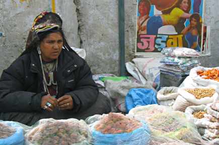 Derrière cette vendeuse au marché, on aperçoit une affiche de cinéma bollywoodien, omniprésent au Ladakh.