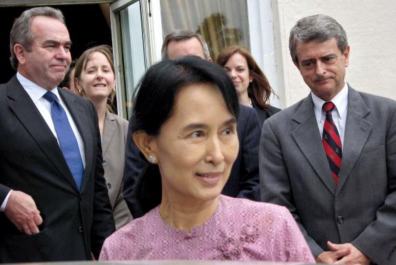 Le secrétaire adjoint pour l'Asie de l'Est et le Pacifique américain, Kurt Campbell (à gauche), et son assistant Scot Marciel avec Aung San Suu Kyi, le 4 novembre 2009.