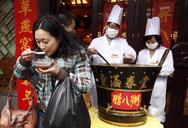 Le 21 janvier, les habitants de Shanghai dégustent une bouillie de Laba gratuite dans le quartier traditionnel de Chenghuangmiao