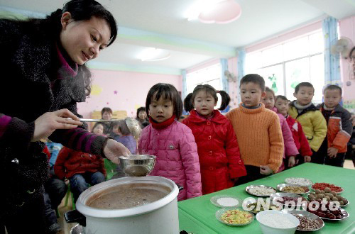 Le 21 janvier, dans une crèche de Xiangfan dans la province du Hubei, des enfants font la queue pour goûter la bouillie de Laba