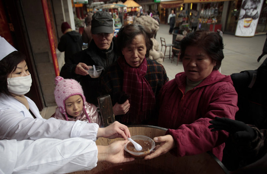 Le 21 janvier, les habitants de Shanghai dégustent une bouillie de Laba gratuite dans le quartier traditionnel de Chenghuangmiao