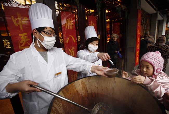 Le 21 janvier, les habitants de Shanghai dégustent une bouillie de Laba gratuite dans le quartier traditionnel de Chenghuangmiao