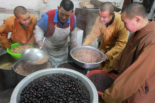 Le 21 janvier, au temple Guangxiao de Taizhou dans la province du Jiangsu, des moines préparent les ingrédients pour la bouillie de Laba