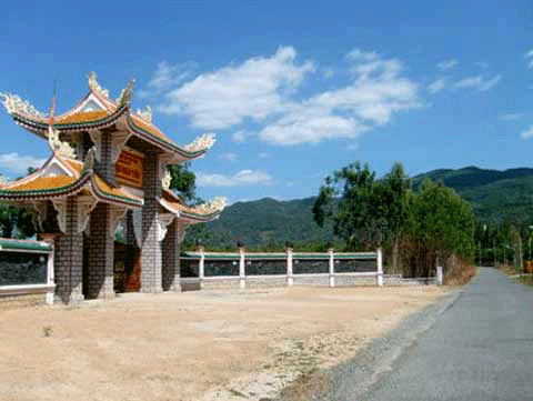  A peaceful path leading to Dinh Mountain in Ba Ria-Vung Tau.