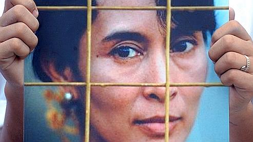 Une activiste tend le portrait d'Aung San Suu Kyi lors d'une manifestation de soutien en aout dernier.