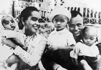 Aung San Suu Kyi (le bébé à gauche) est la fille du leader de la libération birmane, le général Aung San. C’est lui qui a négocié l’indépendance de la Birmanie en 1947. Elle a deux frères dont l'un est mort accidentellement alors qu'elle était encore enfant.