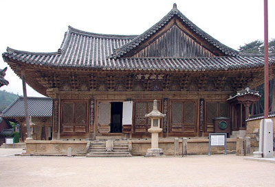 La salle de prière principale du temple bouddhiste de Tongdosa