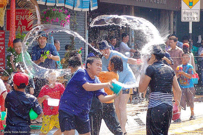 SONGKRAN-FESTIVAL-Bangkok.gif