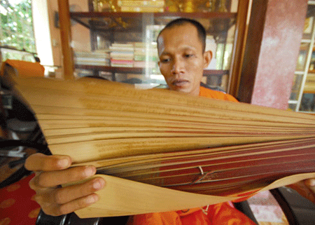 BuddhistprayerbooksVietnam.gif