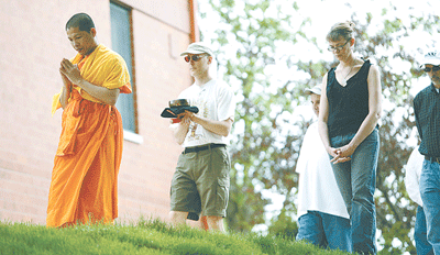 buddhistmonkgoinghome2.gif
