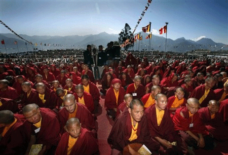 buddhistmonktibetprayer.gif