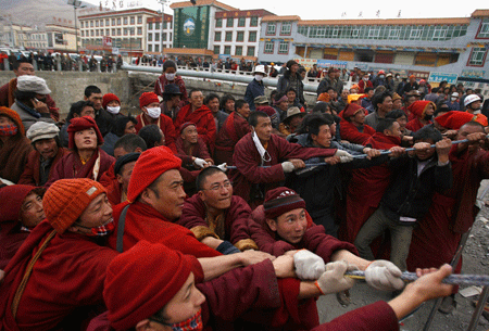 tibetanmonkhelpyushu.gif