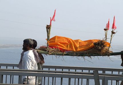Une marche funéraire au-dessus du Gange, en mars 2005