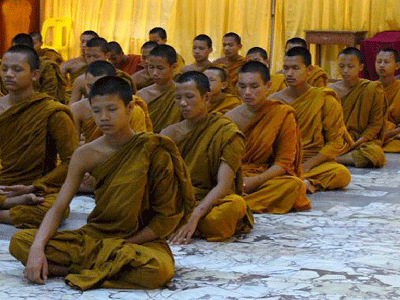 moines_bouddhistes.gif