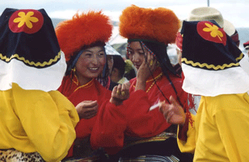 Khampa_women_at_Festival.gif