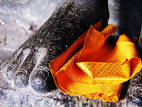 Between_the_feet_of_the_Buddha_Angkor_Vat_Cambodia_2009.jpg