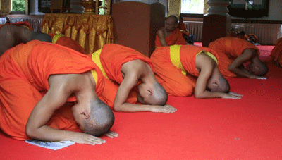 buddhistische-moenche-beim-.gif