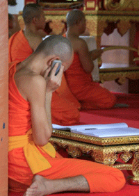 buddhistischer-moench-handy.gif