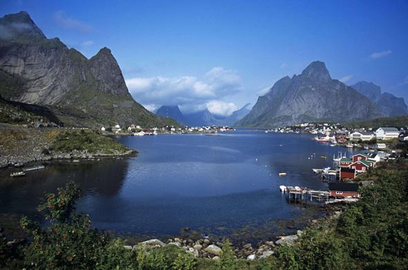 Le fjord de Moskenesoy, dans les îles Lofoten, en Norvège.