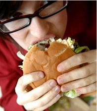 Manger trop vite ou des plats préparés contribuent au déséquilibre alimentaire.