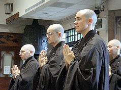 Les nonnes ont aussi pour ambition de faire connaître la pensée bouddhique en Occident.
