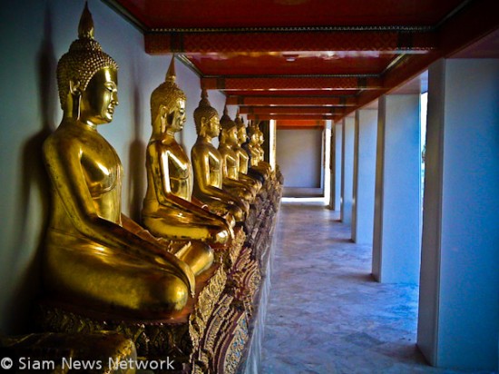 Wat Pho, un des plus anciens temples de Bangkok, couvre une superficie de 80.000 mètres carrés et abrite plus d'un millier de statues de Bouddha, dont le très vénéré Bouddha couché de 46 mètres, l'une des plus grandes images de Bouddha en Asie.