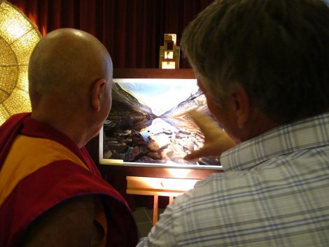 Photographie de Matthieu Ricard. La totalité des fonds récoltés par leur vente iront à une quarantaine de projets humanitaires au Népal, en Inde et au Tibet.