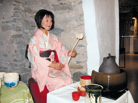 Kachiko Hanano a étudié durant 14 ans la cérémonie du thé auprès de plusieurs maîtres de l'école Urasénké.