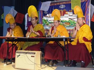 Les moines bouddhistes interprètent un chant pour la paix dans le monde.