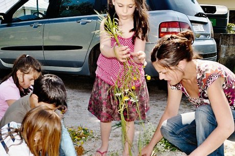 Enfants et adultes ont travaillé ensemble sur les techniques du Land-art pour créer leurs premiers mandalas.