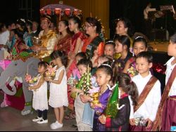 Les communautés ont défilé en costume traditionnel, sur une musique de circonstance.