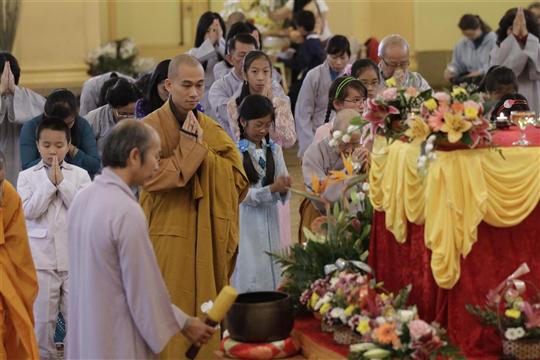 La présentation des fragments de crâne offerts en 2009 par les patriarches du bouddhisme de Thaïlande, et conservés depuis à Paris, a donné lieu à de multiples vénérations et cérémonies d’offrandes.