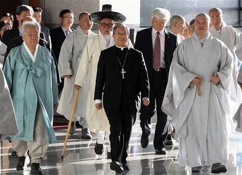 Les responsables des principales confessions sud-coréennes à leur départ pour le Nord, mercredi 21 septembre à Incheon.