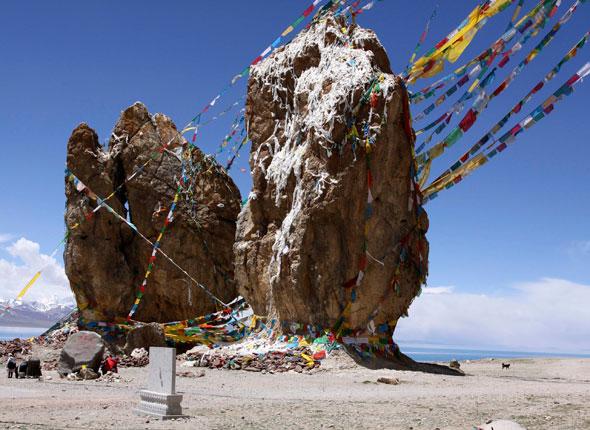 Offrandes près du lac Namtso, considéré comme un lieu saint du bouddhisme, Tibet, le 7 juin 2009. STRINGER / REUTERS